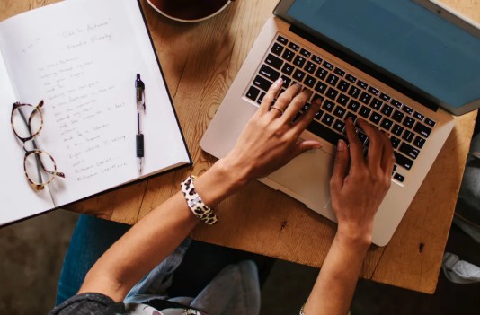 上網課的留學生